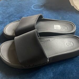 EUC 8 (possibly fit 8.5/9) Restfeel Lululemon Slide Black